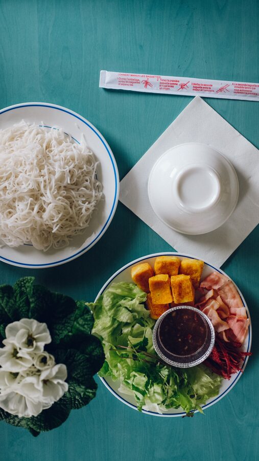 āzijas virtuves ēdieni ar rīsiem tofu un kociņiem